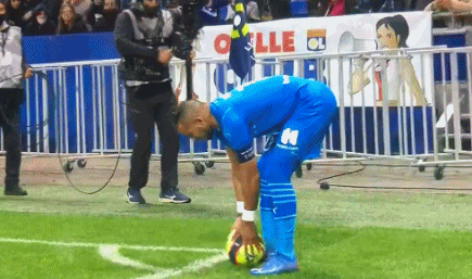 王曼昱3-0横扫李恩惠，发挥稳定，技术多样，孙颖莎等队友观战学习。