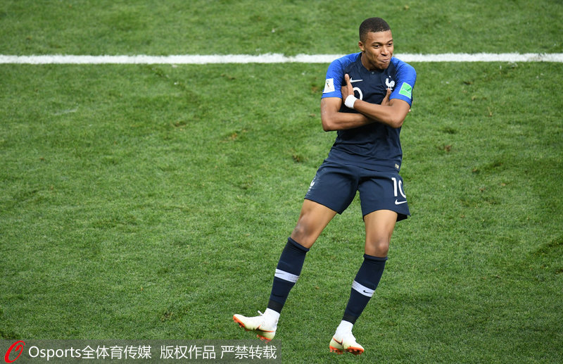 前锋连续三轮破门，全场观众沸腾