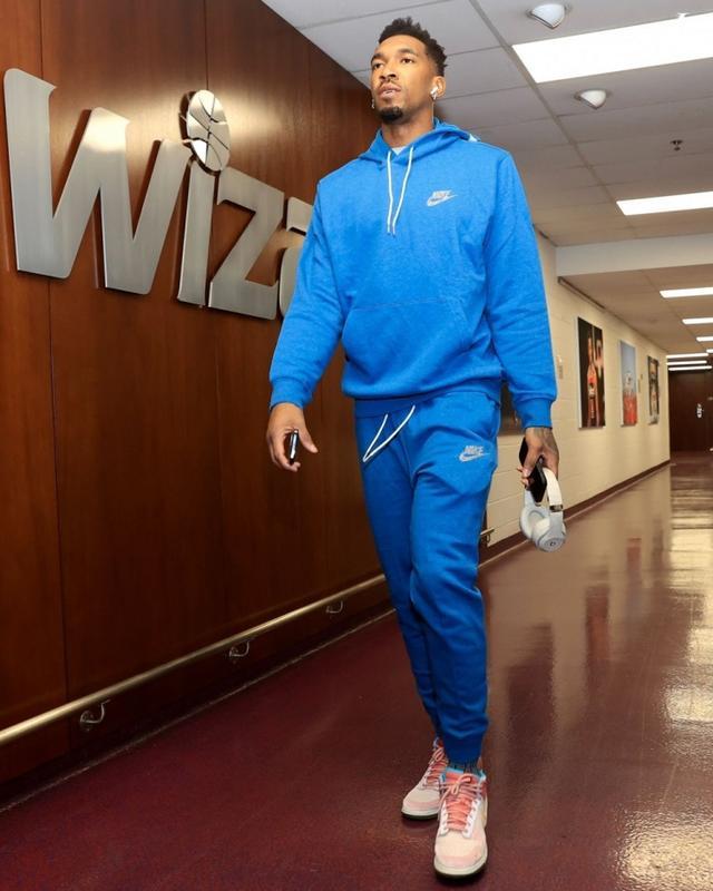 RMC：巴黎的大巴车比赛当晚在毕尔巴鄂市中心遭到石块袭击（RMC称：比赛当晚，巴黎队大巴在毕尔巴鄂市中心遭投石袭击）